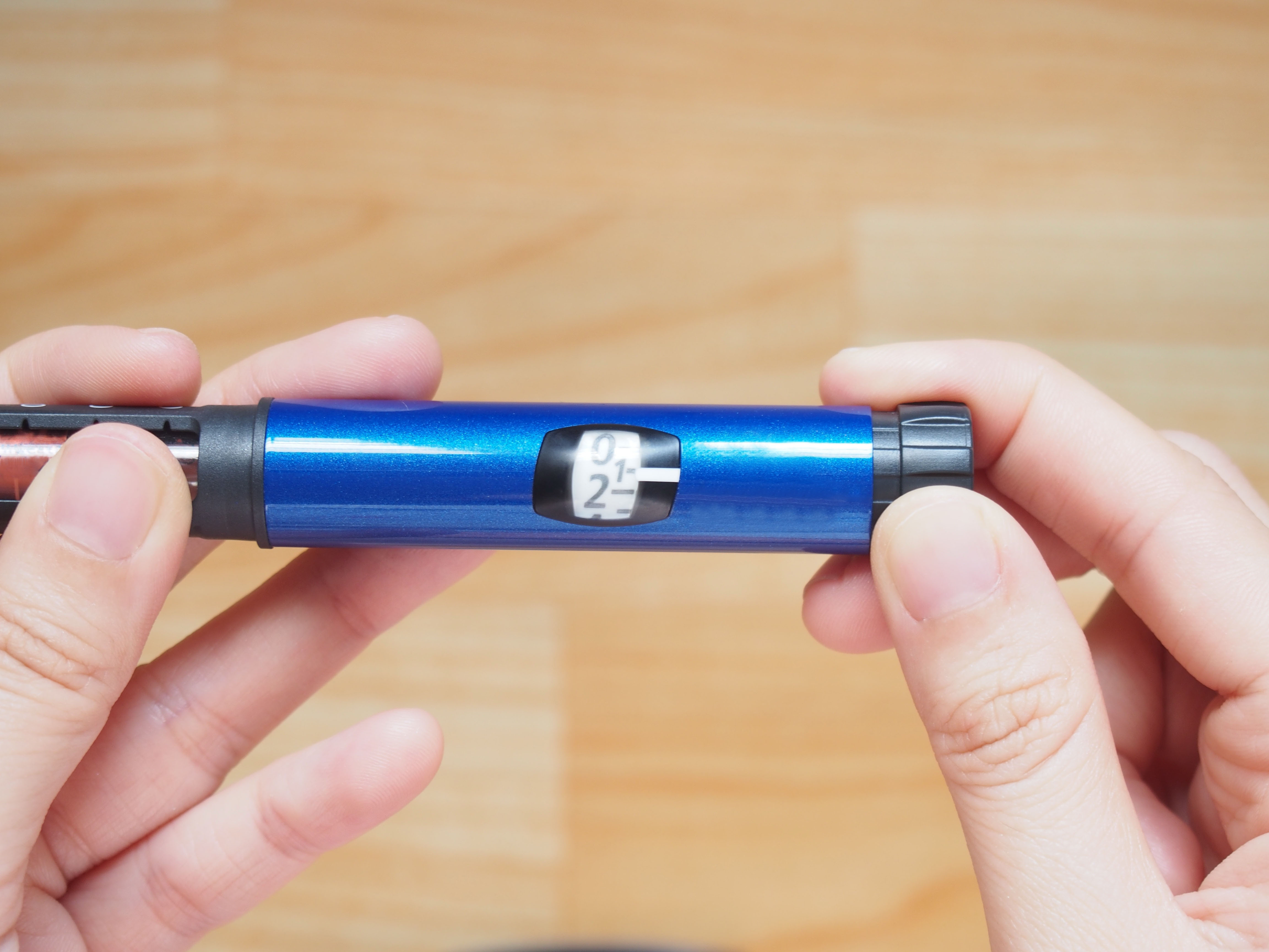 Hands holding an insulin pen